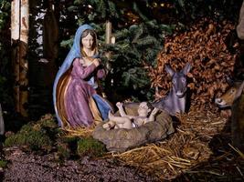 escena de la natividad con jesus y maría foto