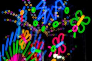 luces de neón multicolores borrosas por la noche. foto