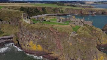 ruinas del castillo de dunnotar, stonehaven, escocia video