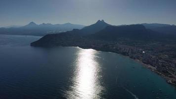 vue aérienne de calpe sur la mer méditerranée en espagne video