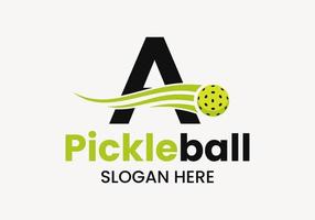 letra un concepto de logotipo de pickleball con símbolo de pickleball en movimiento. plantilla de vector de logotipo de bola de pepinillo