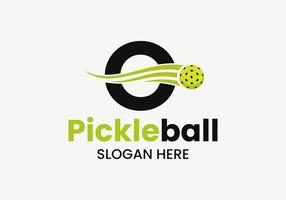 letra o concepto de logotipo de pickleball con símbolo de pickleball en movimiento. plantilla de vector de logotipo de bola de pepinillo