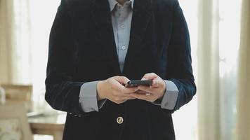 Gruppe von Geschäftsleuten, die gemeinsam ein digitales Tablet vor Bürogebäudefenstern mit Blick auf die Stadt verwenden video