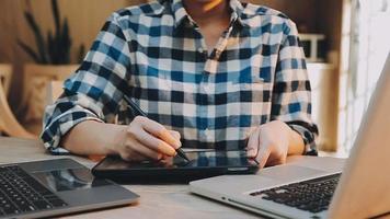 beeld van twee jong zakenlieden gebruik makend van touchpad Bij vergadering video