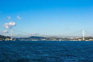 puente fatih sultan mehmet sobre el estrecho del bósforo en estambul, turquía. foto