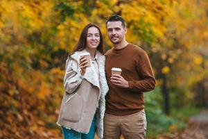 familia feliz caminando en el parque de otoño en un día soleado de otoño foto