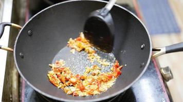 roeren bakken paprika's in een pan video