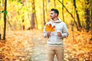 joven en el parque de otoño al aire libre foto