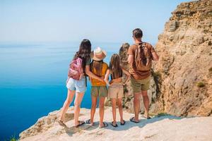 familia feliz de vacaciones en las montañas foto