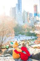 niñas adorables con vistas a la pista de hielo en el parque central de la ciudad de nueva york foto