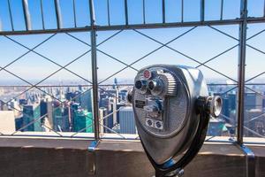 telescopio público apuntado a los edificios de manhattan foto