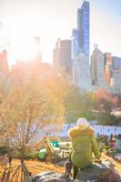 adorable chica en central park en la ciudad de nueva york foto