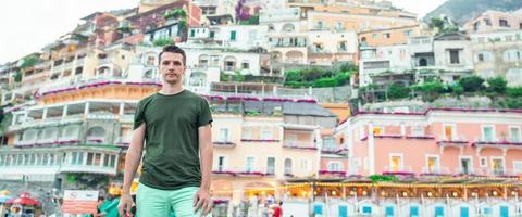 vacaciones de verano en italia. joven en el pueblo de positano en el fondo, costa de amalfi, italia foto