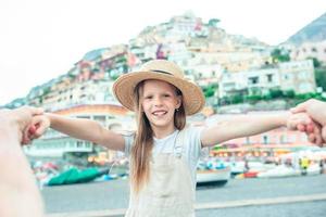 adorable niña en un cálido y soleado día de verano en la ciudad de positano en italia foto