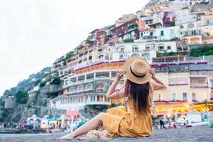 vacaciones de verano en italia. mujer joven en el pueblo de positano en el fondo, costa de amalfi, italia foto