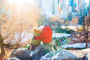 pareja feliz disfruta de la vista de la famosa pista de hielo en central park en la ciudad de nueva york foto