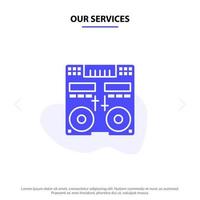 nuestros servicios cd consola cubierta mezclador música glifo sólido icono plantilla de tarjeta web vector