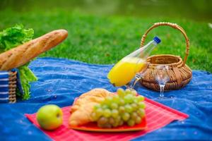 cesta con uvas y dos copas de vino blanco foto