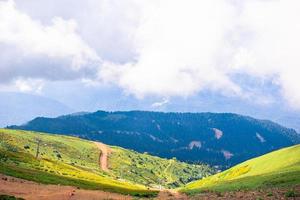 Gran vista de la increíble colina bajo la cálida luz del sol. escena pintoresca y hermosa. atracción turística popular. foto