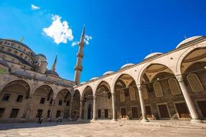patio de la mezquita azul del sultán ahmed en estambul, turquía foto