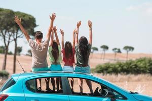 viaje en coche de verano y familia joven de vacaciones foto