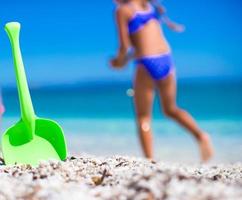 juguete de playa para niños de verano en la arena blanca foto