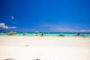 playa tropical perfecta con agua turquesa, arena blanca y veleros foto