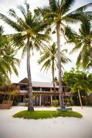 pequeño y acogedor hotel en un exótico resort tropical en una playa de arena blanca foto