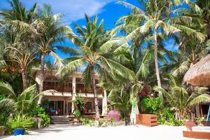 pequeño y acogedor hotel en un exótico resort tropical en una playa de arena blanca foto
