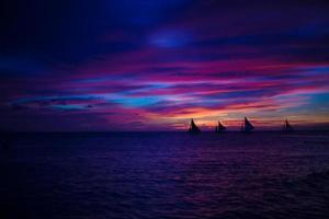 puesta de sol brillante y colorida en la isla boracay, filipinas foto