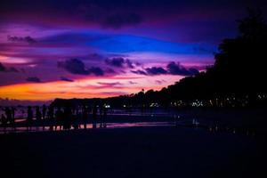 puesta de sol brillante y colorida en la isla boracay, filipinas foto