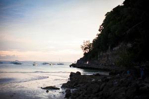 playa tropical al atardecer en una isla exótica foto