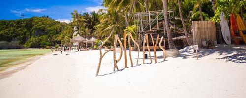 palabra viernes hecha de madera en la isla de boracay foto