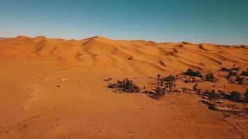 antenne visie van de Sahara woestijn, in de buurt taghit, Algerije video