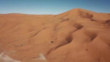 antenne visie van de Sahara woestijn, in de buurt taghit, Algerije video