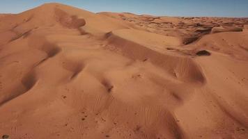 vista aérea del desierto del sahara, cerca de taghit, argelia video