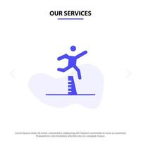 nuestros servicios atleta saltando corredor corriendo carrera de obstáculos icono de glifo sólido plantilla de tarjeta web vector