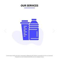 nuestros servicios botella bebida coctelera de energía deporte icono de glifo sólido plantilla de tarjeta web vector