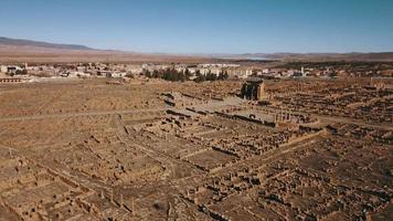 vista aérea das ruínas da antiga timgad, argélia video