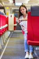 joven feliz viajando en tren foto