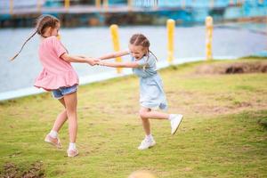 una niña adorable se divierte mucho en las vacaciones de verano foto