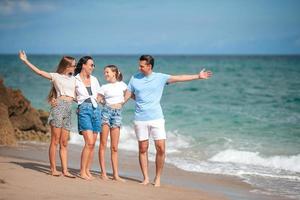 familia feliz en la playa durante las vacaciones de verano foto