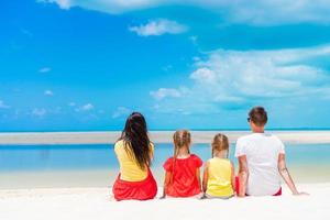 familia de cuatro en una playa tropical juntos foto