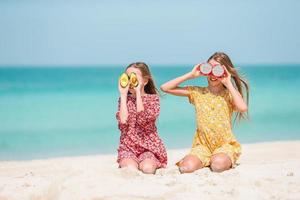 lindas niñas en la playa durante las vacaciones de verano foto