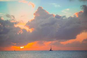 hermosa puesta de sol en una exótica playa caribeña foto