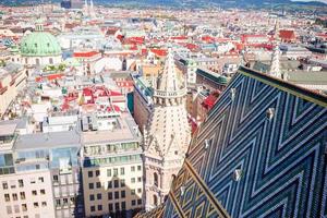 vista desde st. la catedral de stephen sobre la plaza stephansplatz en viena, capital de austria en un día soleado foto