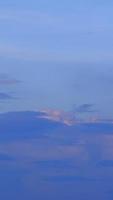 cielo azul con lapso de tiempo de nubes cumulus en un metraje de día soleado 4k. video