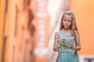 adorable niña de moda al aire libre en la ciudad europea de roma foto