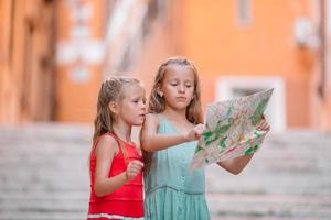 los niños felices de toodler disfrutan de vacaciones italianas en europa. foto