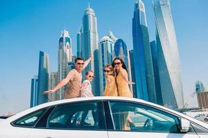 viaje en coche de verano y familia joven de vacaciones foto